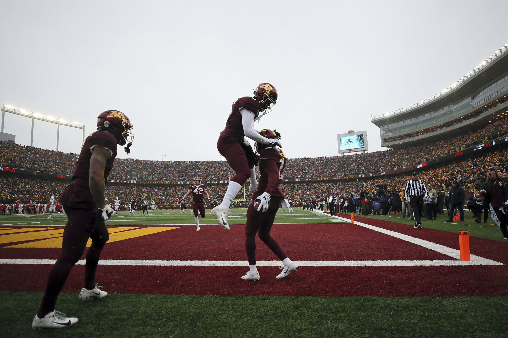 Badgers 38, Golden Gophers 17